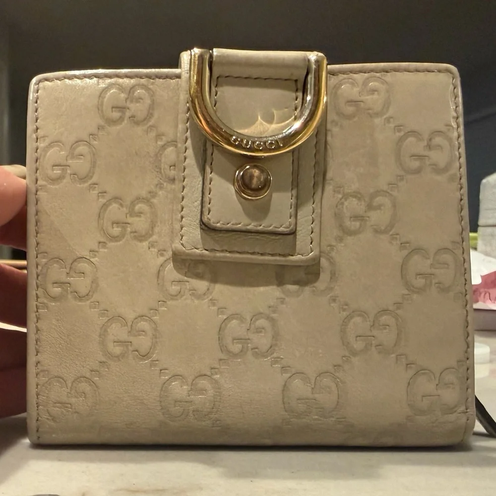 Gucci Beige GG Embossed Leather Bifold Wallet Gold D-Clasp Vintage Authentic